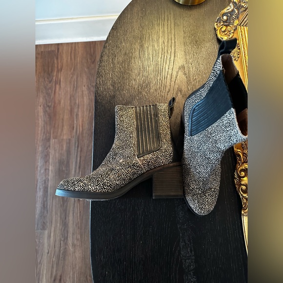 UGG Women's Camden Exotic Black Dotted - Picture 2 of 4